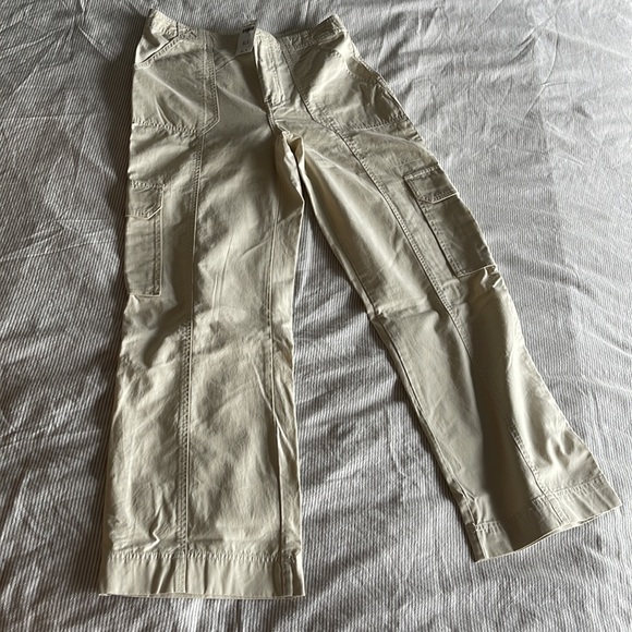 NEVER WORN TAGS ON Abercrombie Relaxed Cargo Pants, Color Khaki, size US 28 or 6 - Picture 4 of 5